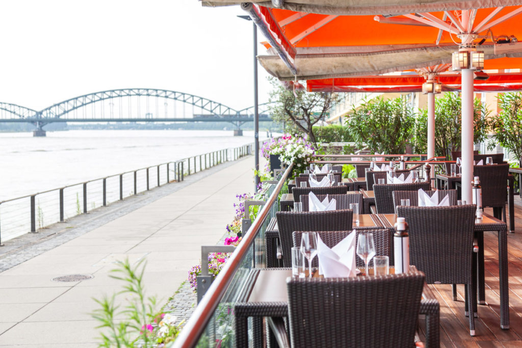 Die Terrasse des Restaurants Limani mit Aussicht auf den Rhein