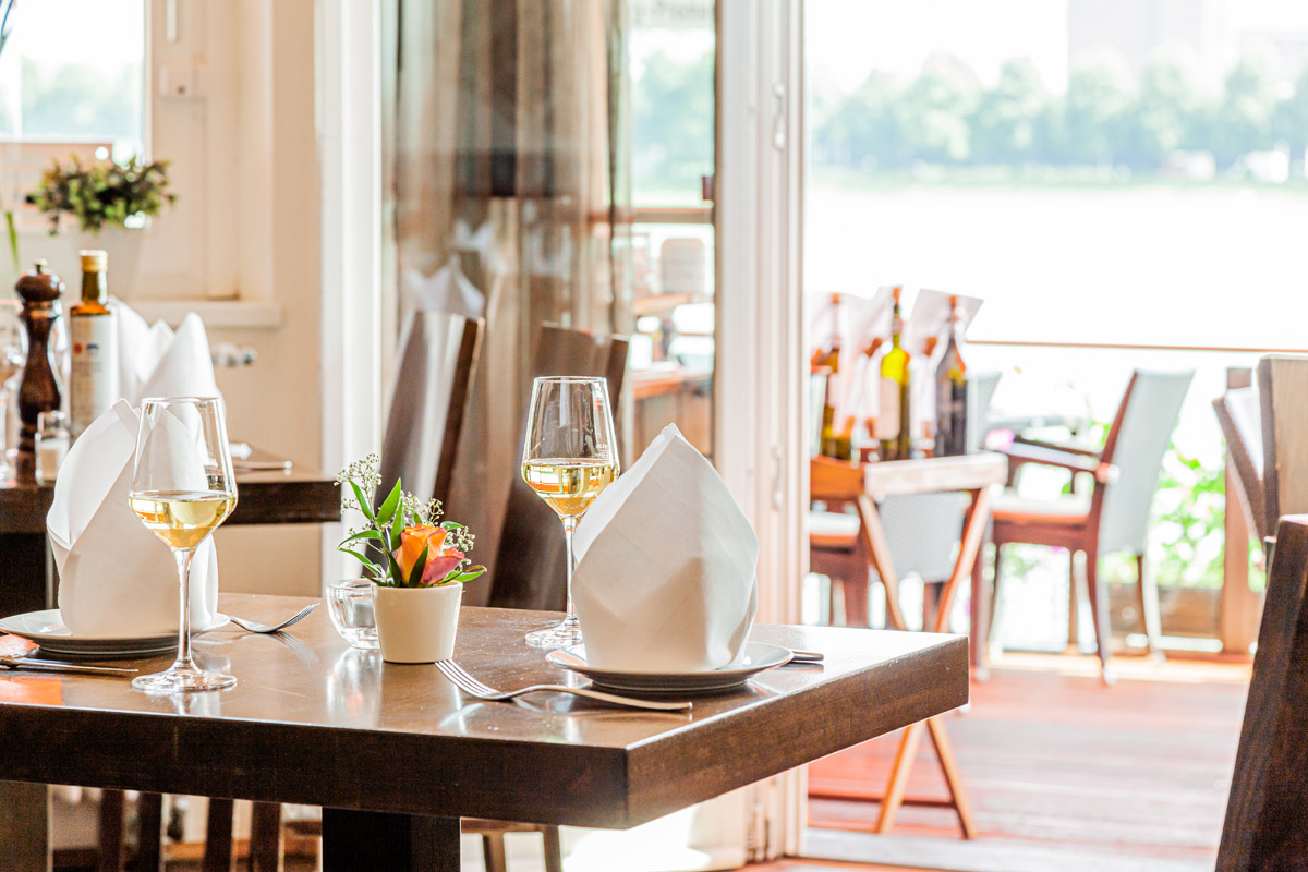 Restaurant innen mit Aussicht auf den Rhein