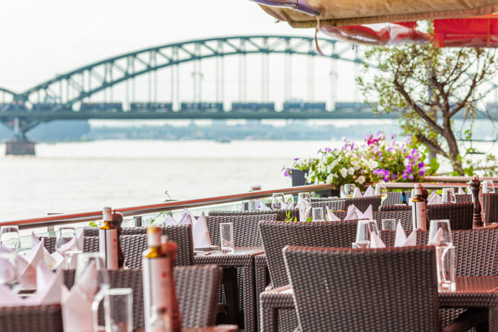 Die Terrasse des Restaurants Limani mit Aussicht auf den Rhein